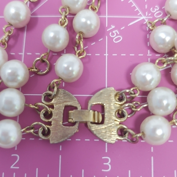 VINTAGE THREE STRAND FAUX PEARL GOLD LINK FACETED RHINESTONE RAINBOW NECKLACE - Picture 8 of 11